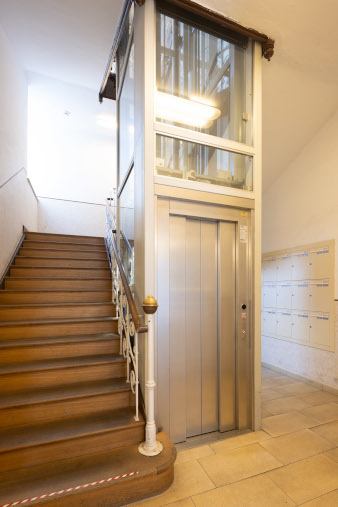 Treppe mit Lift des Ärztehauses in der Einsteinstraße 127 in München