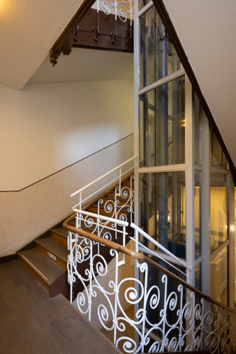 Treppe mit Lift des Ärztehauses in der Einsteinstraße 127 in München